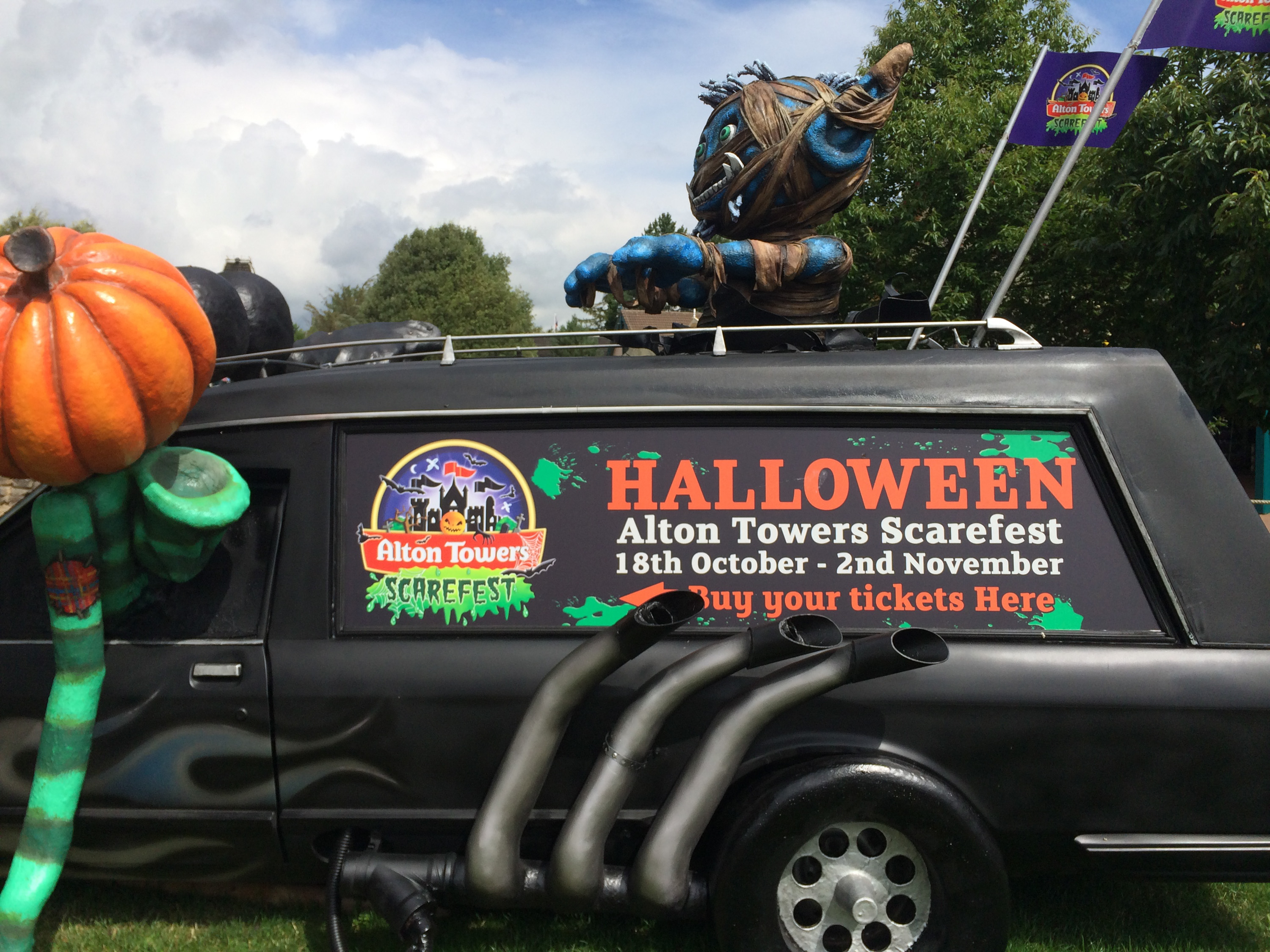 5POOKY1 car arrives on Towers Street lawn