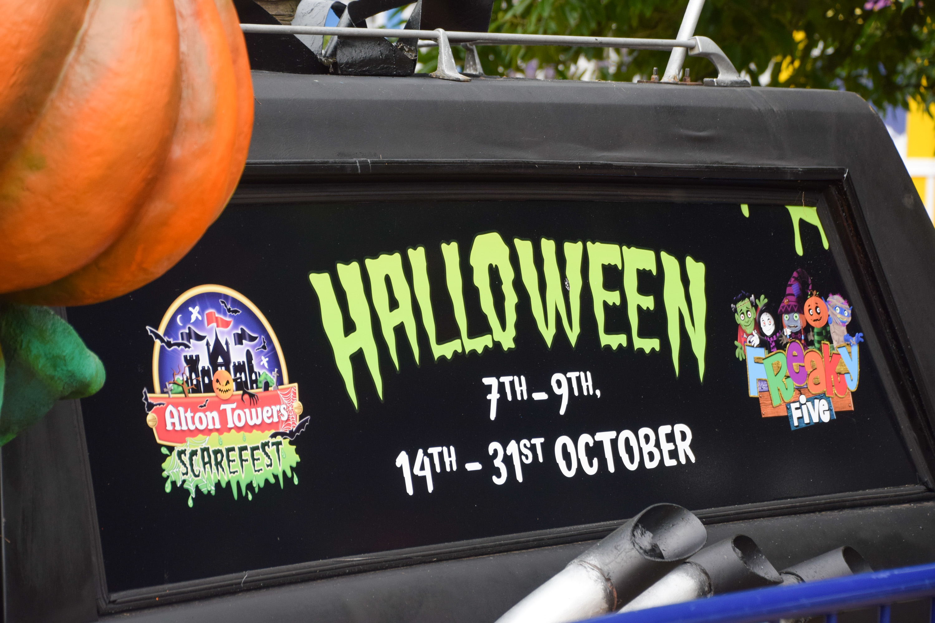 SPOOKY1 Car Arrives On Towers Street
