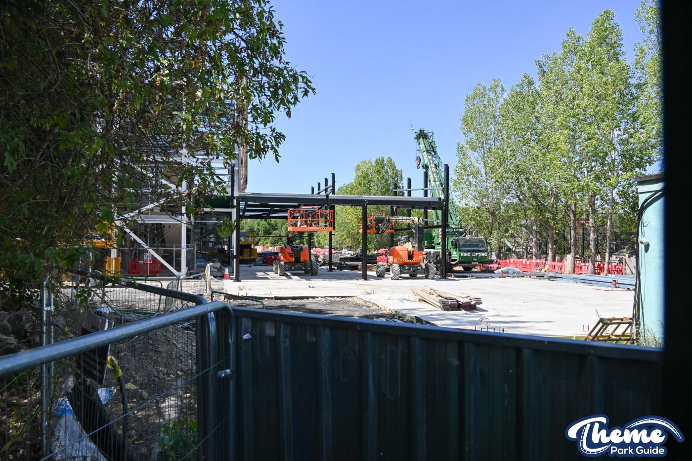 World of Minecraft Rollercoaster Building Begins to Close In